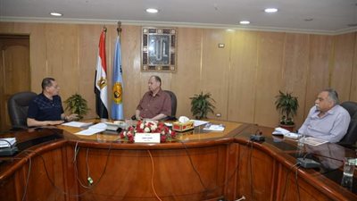 محافظ أسيوط يبحث خطط تطوير المشروعات الصغيرة والمتوسطة مع رئيس الجهاز