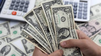 أسعار الدولار تحافظ على استقرارها خلال منتصف تعاملات اليوم