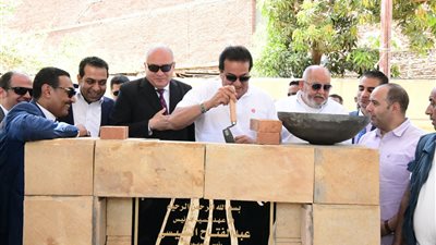 وزير الصحة ومحافظ قنا يضعان حجر أساس مستشفى الرمد 