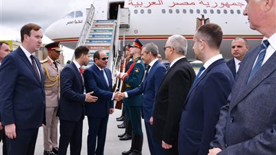 السيسي يصل إلى سان بطرسبرج للمشاركة في القمة الأفريقية الروسية