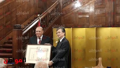 صور.. سفارة اليابان تكرم الدكتور أحمد الجوهرى بمنحه وسام الشمس المشرقة 