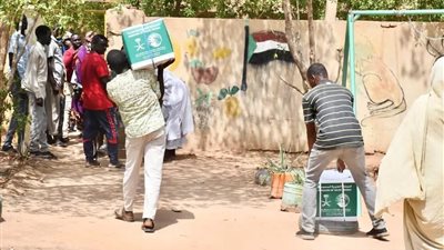 مركز الملك سلمان للإغاثة يوزع أطنان من السلال الغذائية في السودان