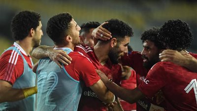 نجم الأهلي يخضع لعملية جراحية بعد إصابته أمام المصري