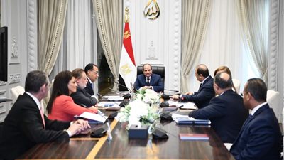 خلال اجتماعه بالوزراء.. السيسي يوجه بتخفيف حدة الأزمة الإقتصادية عن المواطنين 