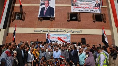 محافظ أسيوط يشهد تشغيل باكورة مجمعات خدمات المواطنين بقرية دشلوط بمركز ديروط