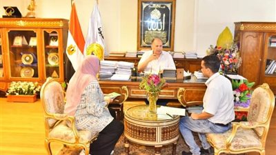 سعد يلتقي مدير فرع مكتبة مصر العامة بأسيوط