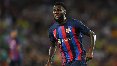 أهلي جدة السعودي يُعلن تعاقده مع لاعب برشلونة فرانك كيسي
