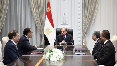 السيسي يتابع أزمة انقطاع الكهرباء خلال اجتماعه بعدد من الوزراء
