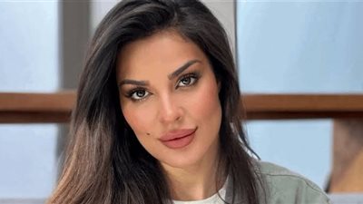 نادين نجيم ترد على متابعة هاجمت ابنتها