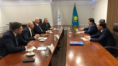  مجلس إدارة مركز نازارباييف يلتقي برئيس وزراء المجر