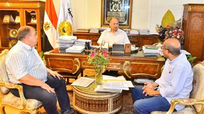 سعد يناقش أعمال ترفيق مجمع الصناعات الزراعية بالكوم الاحمر بمركز البداري بأسيوط