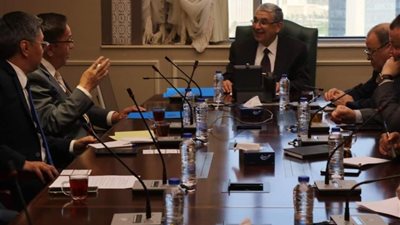 سفارة كازاخستان بمصر تعقد اجتماعا مع وزير الكهرباء والطاقة