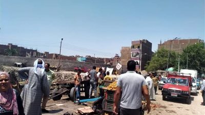 حملات لرفع اشغالات الباعة الجائلين والمحال التجارية بمركز ديروط وحي غرب أسيوط