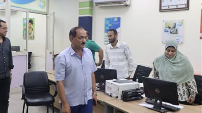 رئيس مياه أسيوط يقوم بزيارة مفاجأة لمركز خدمة العملاء المجمع