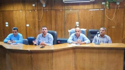 رئيس مركز سمالوط يعقد اجتماعًا موسعًا مع رؤساء الوحدات والاحياء