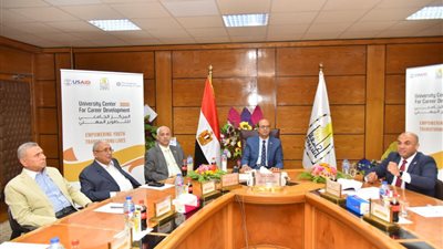 المنشاوى يشهد فعاليات المائدة المستديرة لمناقشة مهارات سوق العمل بمحافظة أسيوط 