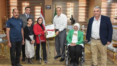 بمنحها شعار المحافظة وشهادة تقدير.. غراب يكرم بطلة رفع الأثقال ريحاب أحمد رضوان