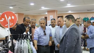 نائب محافظ أسيوط يفتتح معرض الغرفة التجارية أهلاً مدارس بحى شرق 