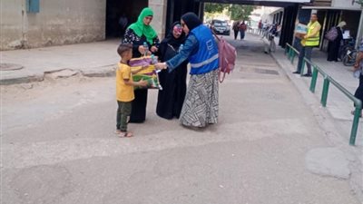 مؤسسة حياة كريمة توزع مياه معدنية على المرضى بمستشفيات جامعة أسيوط
