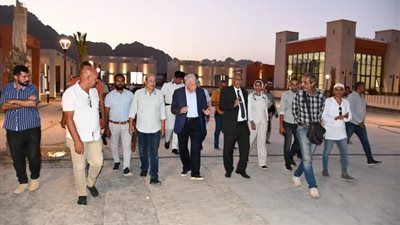محافظ جنوب سيناء يتفقد الأعمال الإنشائية بالقرية التراثية بشرم الشيخ
