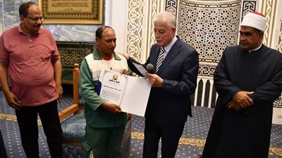 محافظ جنوب سيناء  ادىء  صلاة الجمعة وصلاة الغائب علي ضحايا زلزال المغرب واعصار ليبيا وكرم أحد عمال النظافة بشرم الشيخ لأمانته