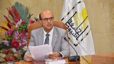 المنشاوى يترأس إجتماع الفريق الادارى لاعتماد جامعة أسيوط 