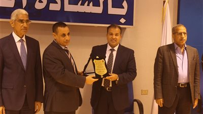 رئيس جامعة جنوب الوادي يشهد حفل تخرج الدفعة الثالثة بكلية الصيدلة بقنا