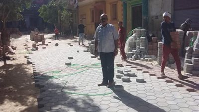 تركيب الانترلوك بالشوارع الضيقة وبلدورات الأرصفة بشوارع أسيوط 