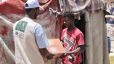 مركز الملك سلمان للإغاثة يوزع آلاف من كراتين التمر بمحافظات اليمن