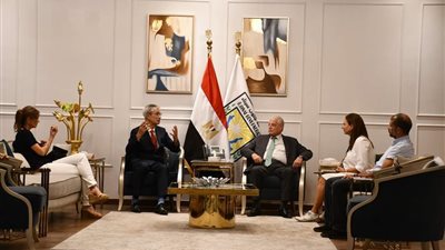 خلال فعاليات السباق الدولي للدراجات.. محافظ جنوب سيناء يلتقي القنصل الفرنسي