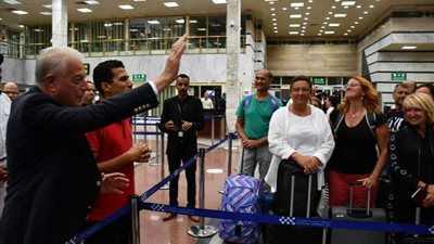 محافظ جنوب سيناء يرحب بعدد من السائحين بمطار طابا ويشيد بمجهودات الدولة