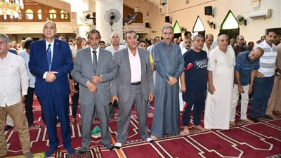 محافظ جنوب سيناء أدى  صلاة الجمعة وسط  المصلين بمسجد الحق المبين بطور سيناء وقدم  واجب العزاء لاسرة المرحوم يوسف محمد مدير مركز عمليات المحافظة