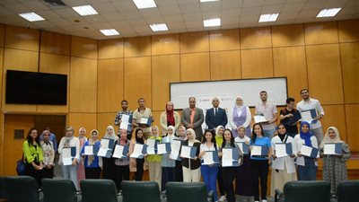 المركز الجامعي للتطوير المهني بجامعة أسيوط يكرم الطلاب الذين اجتازوا دورة اللغة الإنجليزية 