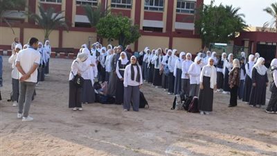 وكيل تعليم جنوب سيناء يشهد طابور الصباح بمدرسة الزهور الثانوية 