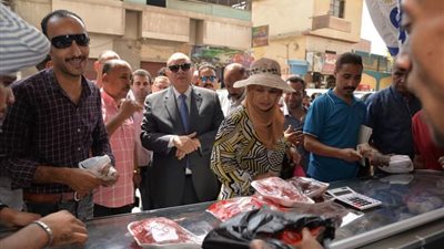 سعد يتفقد منافذ ومعارض لبيع السلع الغذائية بأسعار مخفضة بحى غرب أسيوط 