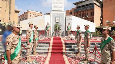 محافظ الشرقية يضع إكليلاً من الزهور على النصب التذكاري للجندي المجهول بمدينة الزقازيق