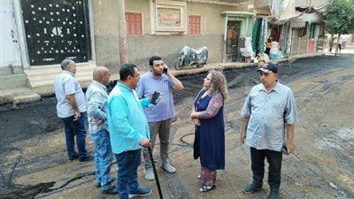 مواصلة أعمال التطوير بمدينة منفلوط بأسيوط برصف عدد من شوارع المدينة