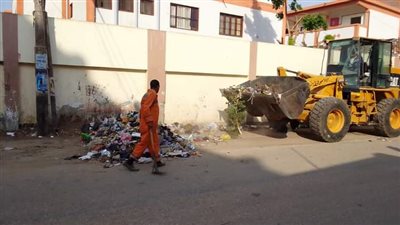 استمرار وتكثيف حملات النظافة بمحيط المدارس ورفع 320 طن مخلفات ببعض مراكز محافظة أسيوط 