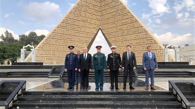 سفير روسيا الاتحادية بمصر يضع الزهور على قبر الجندي المجهول