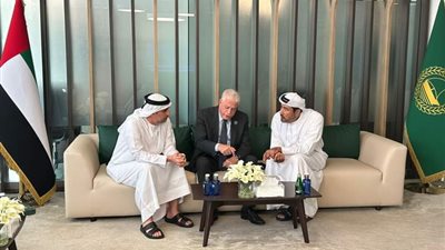 فوده يهدى درع محافظه جنوب سيناء الى القائد العام لشرطه دبي تقديرا لجهوده في اقامه منتدى المرونه العالمي