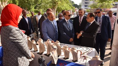 المنشاوى يفتتح معرض مستلزمات المدارس والأسرة المصرية بجامعة أسيوط 