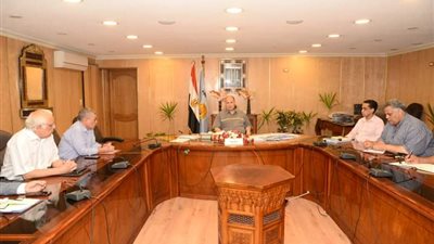 سعد يعقد اجتماعا مع مسئولي الأزمات ورؤساء المراكز والأحياء للوقوف على استعداد محافظة أسيوط لإدارة الازمات 