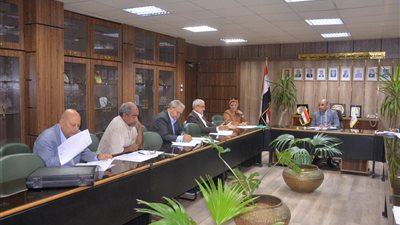 المنشاوي يستعرض تقريراً حول اجتماع مجلس إدارة الإسكان الإداري بجامعة أسيوط