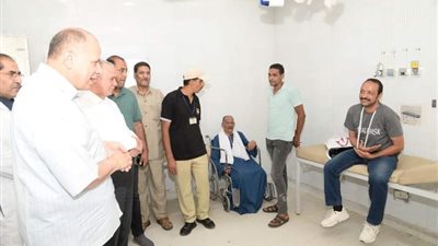 سعد يتفقد سير العمل بمستشفى المبرة للتأمين الصحى بحى شرق أسيوط