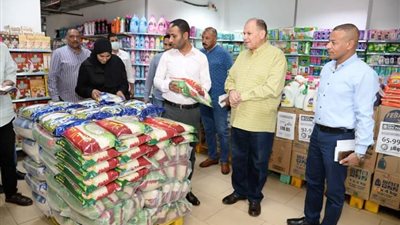 سعد يتفقد منافذ ومعارض بيع السلع الغذائية بأسعار مخفضة بنزلة عبداللاه بحي شرق أسيوط 