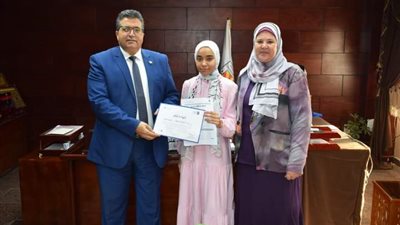 وكيل الوزارة يكرم الطالبة الفائزة بالمركز العاشر جمهوري بمسابقة تحدي القراءة العربي على مستوى الجمهورية 