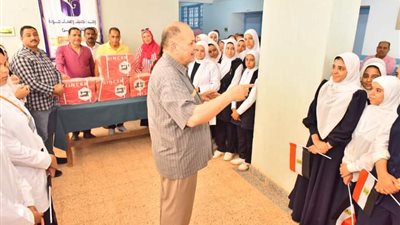 سعد يدعم مدرسة أسيوط الثانوية الصناعية بنات بعدد أربعة ماكينات خياطة لتدريب الطالبات 