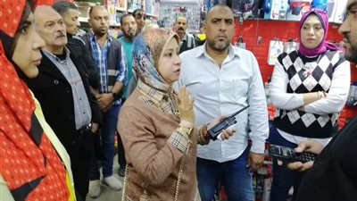 رئيس حي الجمرك بالإسكندرية تقود حملة مكبرة لضبط الأسواق ومتابعة الأسعار وإزالة الإشغالات.. صور