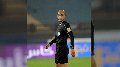 محمد عادل حكم ساحة .. طاقم تحكيم مباراة الأهلي وسموحة في الدوري
