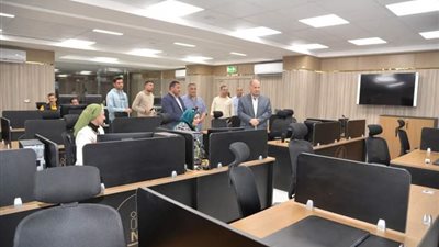 سعد يتابع وضع اللمسات النهائية بمقر مركز السيطرة الموحد للشبكة الوطنية للطوارئ والسلامة العامة بديوان عام محافظة أسيوط تمهيدًا لتشغيله